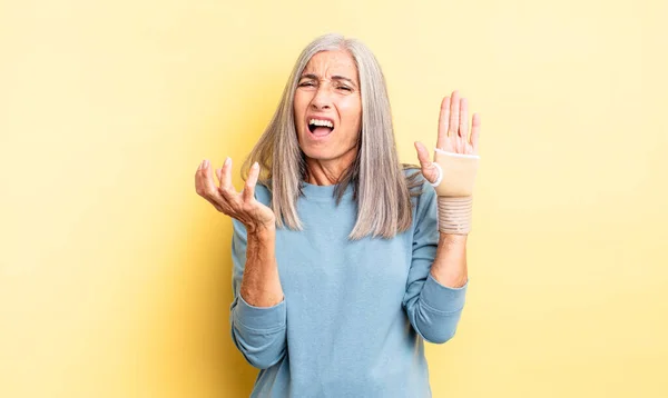 Mulher Bonita Meia Idade Olhando Desesperado Frustrado Estressado Conceito Bandagem — Fotografia de Stock