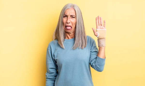 Middelbare Leeftijd Mooie Vrouw Voelt Zich Walgelijk Geïrriteerd Tong Uit — Stockfoto