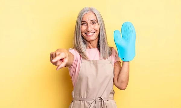 Mulher Bonita Meia Idade Apontando Para Câmera Escolhendo Você Conceito — Fotografia de Stock