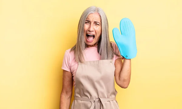 Mulher Bonita Meia Idade Gritando Agressivamente Olhando Muito Irritado Conceito — Fotografia de Stock