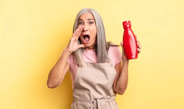 Mujer Bonita Mediana Edad Sentirse Feliz Dando Gran Grito Con — Foto de Stock