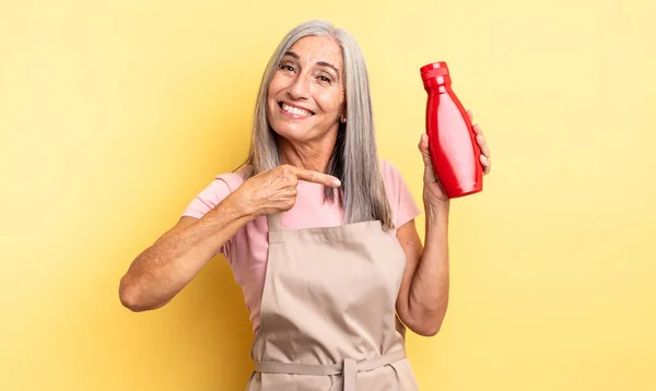 Mulher Bonita Meia Idade Sorrindo Alegremente Sentindo Feliz Apontando Para — Fotografia de Stock