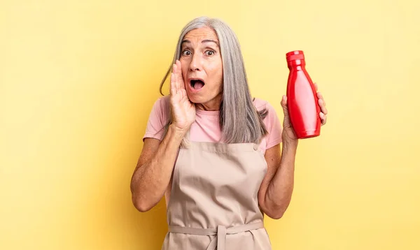Mulher Bonita Meia Idade Sentindo Chocado Assustado Conceito Ketchup — Fotografia de Stock