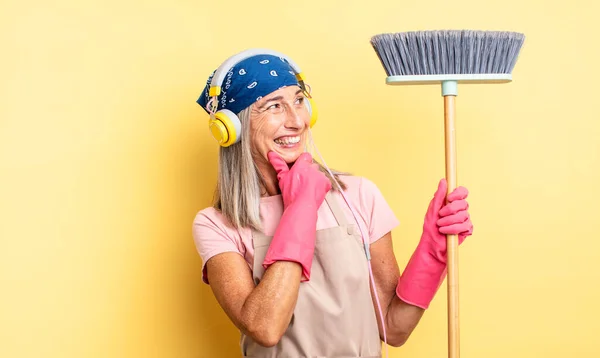 Mezza Età Bella Donna Sorridente Con Una Felice Espressione Fiduciosa — Foto Stock