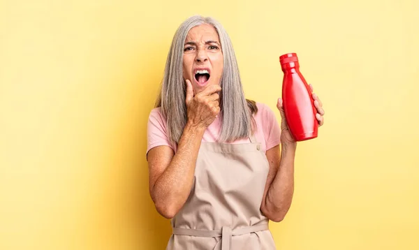 Mujer Bonita Mediana Edad Con Boca Los Ojos Bien Abiertos — Foto de Stock