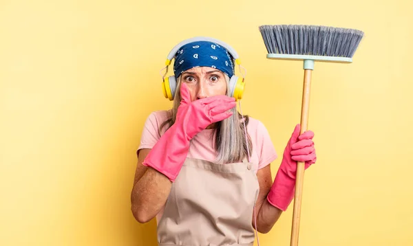 Middelbare Leeftijd Mooie Vrouw Bedekken Mond Met Handen Met Een — Stockfoto