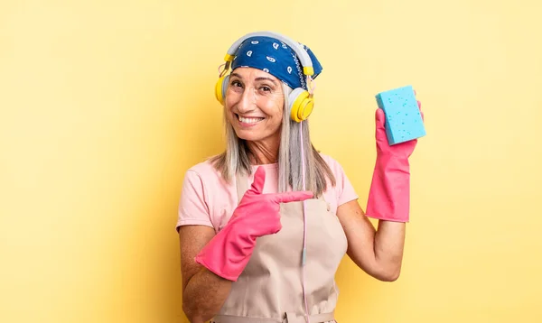 Medelålders Vacker Kvinna Ser Upphetsad Och Förvånad Pekar Sidan Piggare — Stockfoto