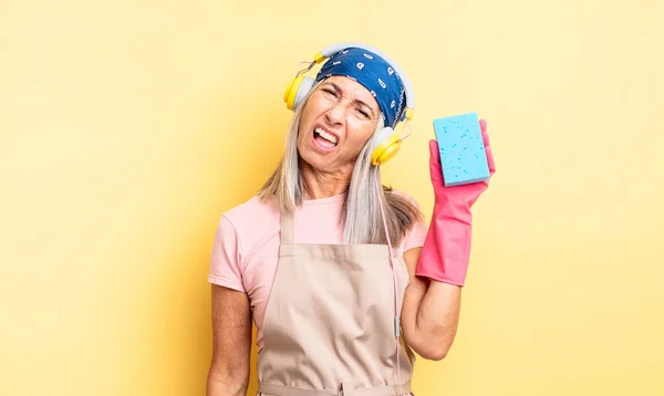 Mezza Età Bella Donna Sente Perplesso Confuso Pulitore Dello Scourer — Foto Stock