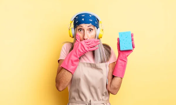 Middle Age Pretty Woman Covering Mouth Hands Shocked Scourer Cleaner — Stock Photo, Image