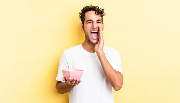 Den Latinamerikanske Stilige Mannen Glad Och Skriker Med Händerna Bredvid — Stockfoto