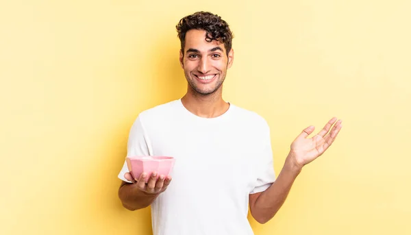 Spanyol Yakışıklı Adam Kendini Mutlu Hissediyor Bir Çözüm Fikir Bulduğuna — Stok fotoğraf