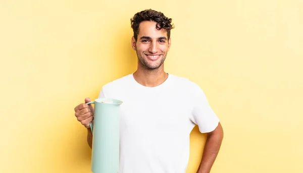 Homem Bonito Hispânico Sorrindo Feliz Com Uma Mão Quadril Confiante — Fotografia de Stock