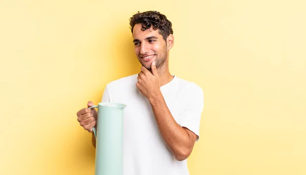 Homem Bonito Hispânico Sorrindo Com Uma Expressão Feliz Confiante Com — Fotografia de Stock