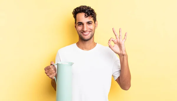 Homem Bonito Hispânico Sentindo Feliz Mostrando Aprovação Com Gesto Garrafa — Fotografia de Stock