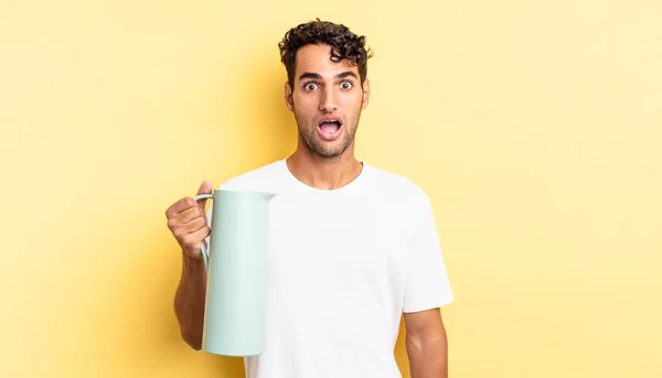 Homem Bonito Hispânico Parecendo Muito Chocado Surpreso Garrafa Térmica Café — Fotografia de Stock