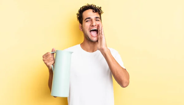 Homem Bonito Hispânico Sentindo Feliz Dando Grande Grito Com Mãos — Fotografia de Stock