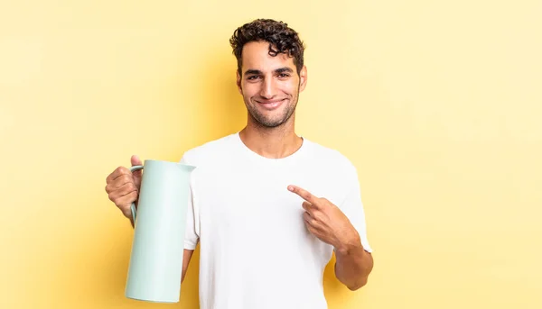 パニックハンサムな男は陽気に笑って幸せを感じ 側を指しています コーヒー魔法瓶のコンセプト — ストック写真