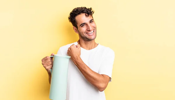 Homem Bonito Hispânico Sentindo Feliz Enfrentando Desafio Celebrando Garrafa Térmica — Fotografia de Stock