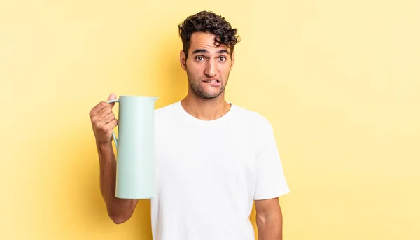 Homem Bonito Hispânico Perplexo Confuso Garrafa Térmica Café Conceito — Fotografia de Stock