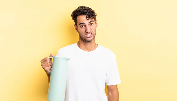 Homem Bonito Hispânico Sentindo Perplexo Confuso Garrafa Térmica Café Conceito — Fotografia de Stock