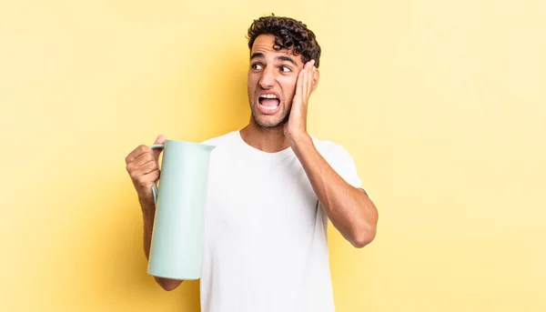 Homem Bonito Hispânico Sentindo Feliz Animado Surpreso Garrafa Térmica Café — Fotografia de Stock