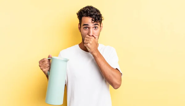 Hispânico Bonito Homem Cobrindo Boca Com Mãos Com Chocado Garrafa — Fotografia de Stock