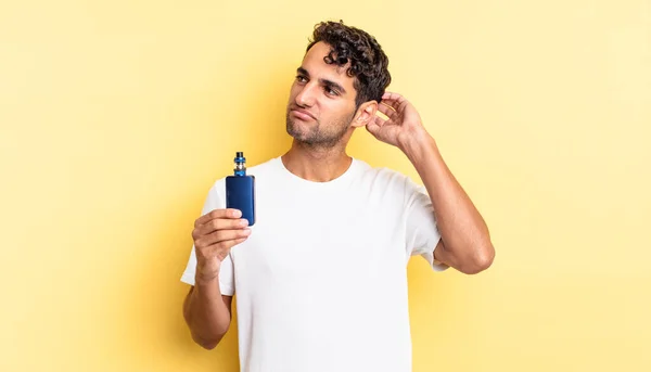 Hombre Guapo Hispano Sintiéndose Perplejo Confundido Rascándose Cabeza Concepto Vaporizador — Foto de Stock