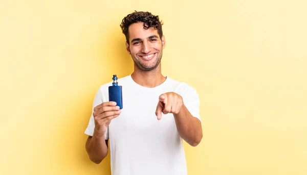 Hispanischer Gutaussehender Mann Der Auf Die Kamera Zeigt Und Dich — Stockfoto