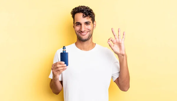 Hombre Guapo Hispano Sintiéndose Feliz Mostrando Aprobación Con Buen Gesto — Foto de Stock