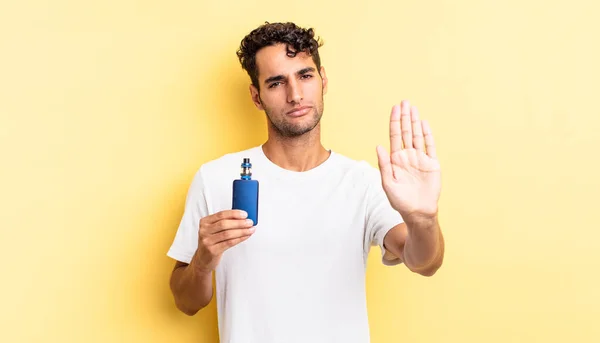 Paniekerige Knappe Man Die Serieus Uitziet Een Open Handpalm Laat — Stockfoto