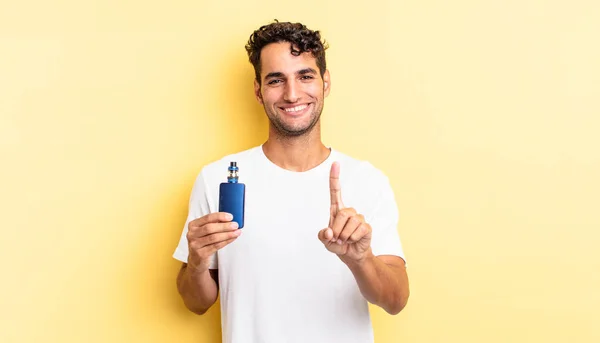 Hispanischer Gutaussehender Mann Der Stolz Und Selbstbewusst Lächelt Und Die — Stockfoto