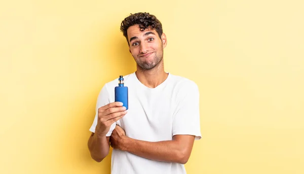 Hispanische Gutaussehender Mann Zuckt Mit Den Schultern Fühlt Sich Verwirrt — Stockfoto