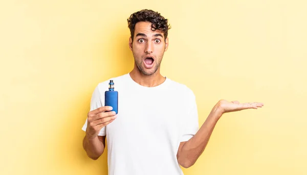 Hombre Guapo Hispano Mirando Sorprendido Sorprendido Con Mandíbula Caída Sosteniendo — Foto de Stock