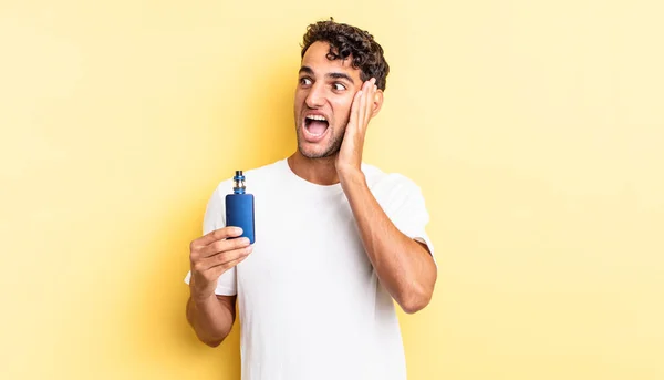 Hombre Guapo Hispano Sintiéndose Feliz Emocionado Sorprendido Concepto Vaporizador — Foto de Stock