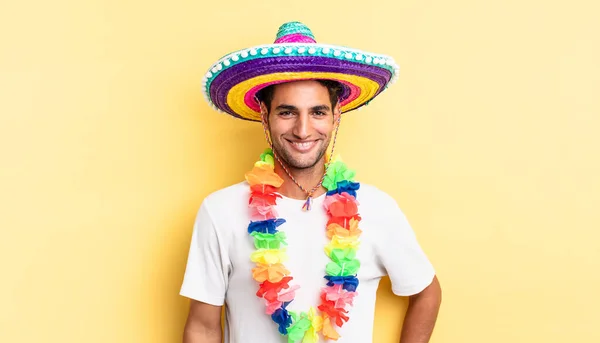 Hombre Guapo Hispano Sonriendo Felizmente Con Una Mano Cadera Confiado —  Fotos de Stock