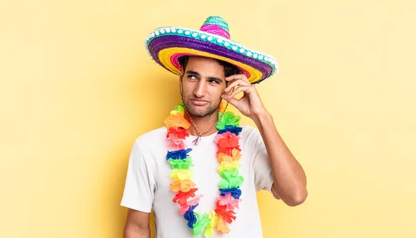 Hombre Guapo Hispano Sonriendo Feliz Soñando Despierto Dudando Concepto Partido —  Fotos de Stock