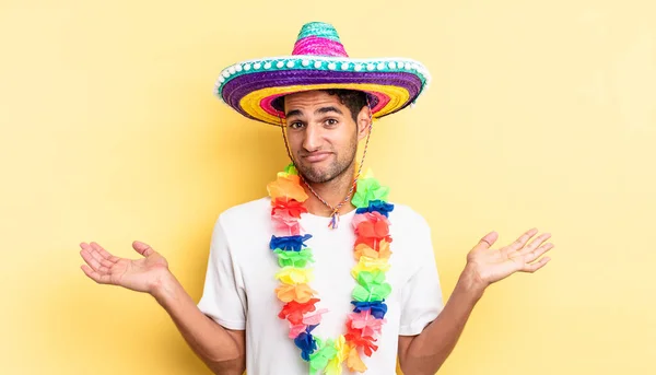 Homem Bonito Hispânico Sentindo Perplexo Confuso Duvidoso Conceito Festa Mexicana — Fotografia de Stock