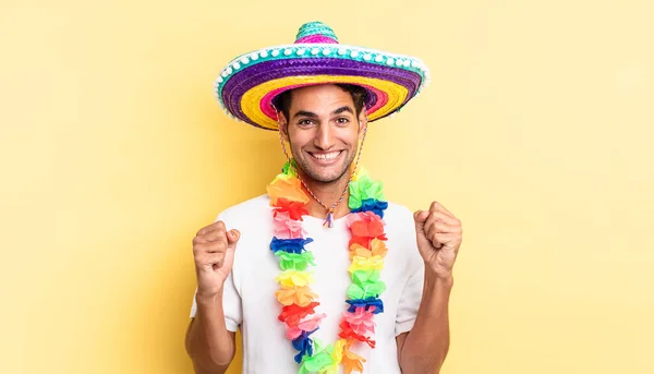 Hombre Guapo Hispano Sintiéndose Sorprendido Riendo Celebrando Éxito Concepto Partido — Foto de Stock