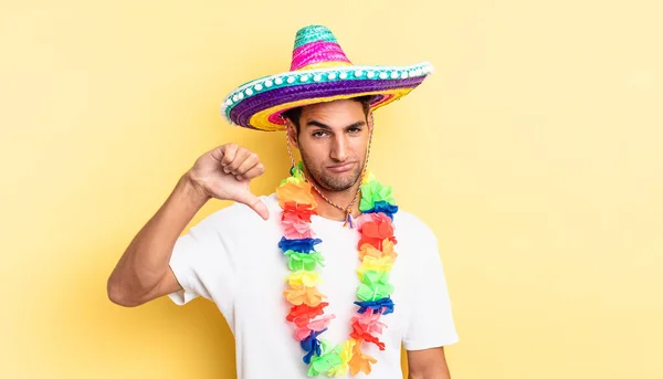 Hombre Guapo Hispano Sintiendo Cruz Mostrando Los Pulgares Hacia Abajo —  Fotos de Stock