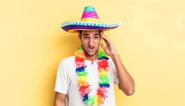 Hombre Guapo Hispano Mirando Feliz Asombrado Sorprendido Concepto Partido Mexicano —  Fotos de Stock