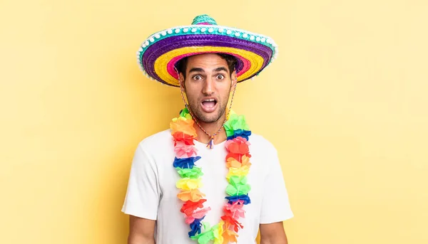 Hombre Guapo Hispano Que Muy Sorprendido Sorprendido Concepto Partido Mexicano —  Fotos de Stock