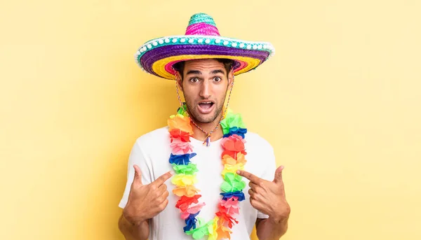 Hombre Guapo Hispano Sintiéndose Feliz Señalándose Mismo Con Una Emoción —  Fotos de Stock