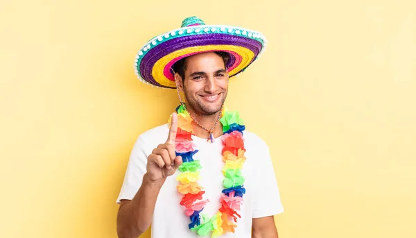 Hombre Guapo Hispano Sonriendo Orgullosamente Con Confianza Haciendo Número Uno —  Fotos de Stock