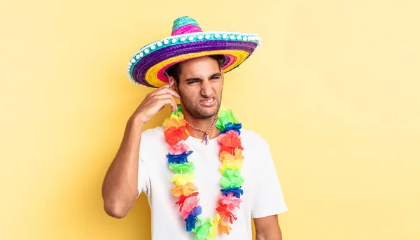 Hombre Guapo Hispano Sintiéndose Confundido Perplejo Mostrando Que Estás Loco —  Fotos de Stock