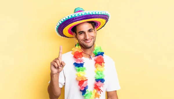 Hombre Guapo Hispano Sonriendo Luciendo Amigable Mostrando Número Uno Concepto —  Fotos de Stock