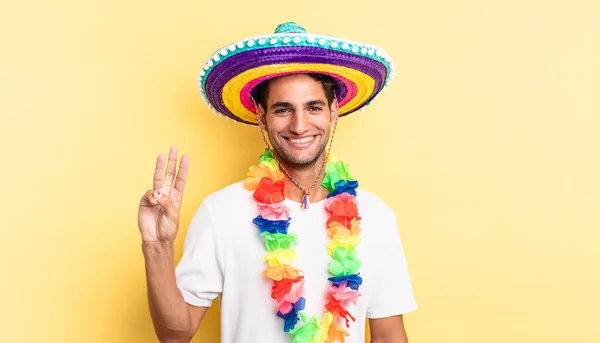 Spannende Knappe Man Lachend Vriendelijk Nummer Drie Mexicaans Partijconcept — Stockfoto