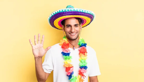 Hombre Guapo Hispano Sonriendo Luciendo Amigable Mostrando Número Cinco Concepto —  Fotos de Stock