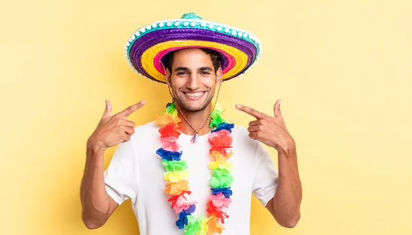 Hombre Guapo Hispano Sonriendo Con Confianza Señalando Propia Sonrisa Amplia —  Fotos de Stock