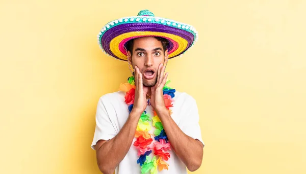 Hombre Guapo Hispano Sintiéndose Sorprendido Asustado Concepto Partido Mexicano —  Fotos de Stock