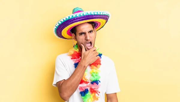 Hombre Guapo Hispano Con Boca Los Ojos Bien Abiertos Mano —  Fotos de Stock